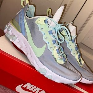 Women’s NIKE reacts size 10.5